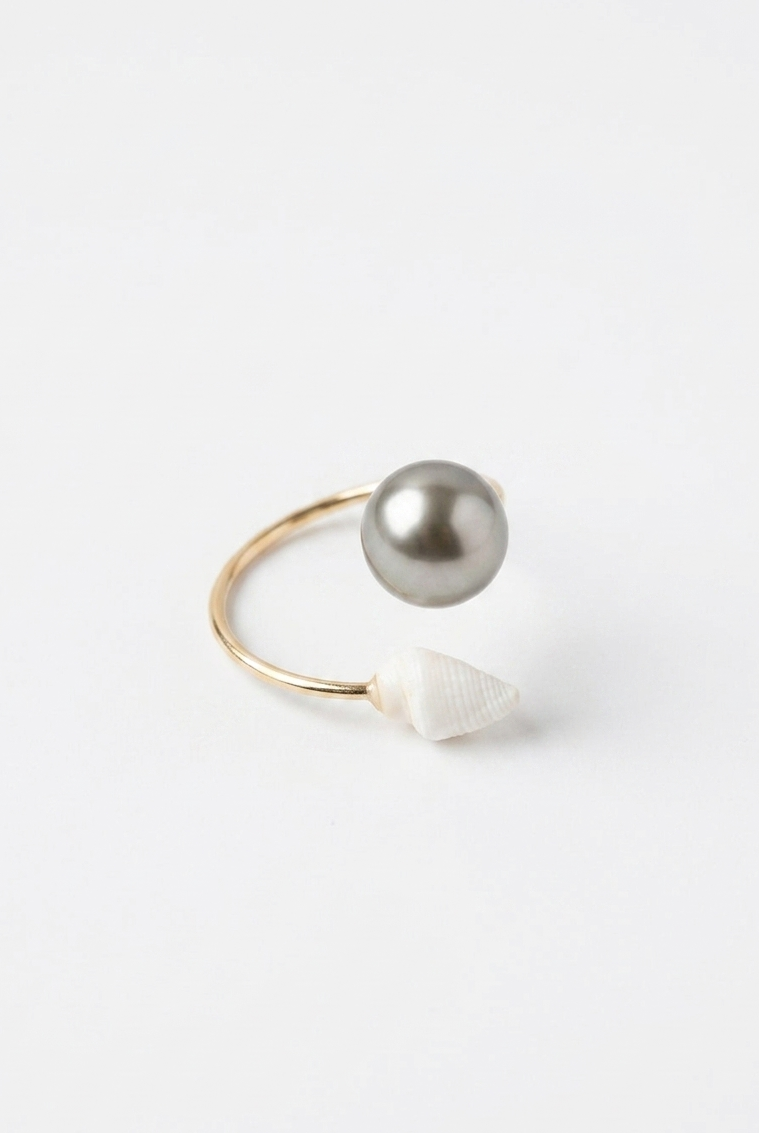 Bague en perles de Tahiti
Orné d’un coquillage
Monture en Goldfield