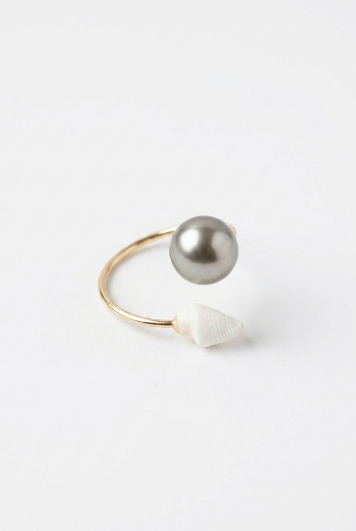 Bague en perles de Tahiti
Orné d’un coquillage
Monture en Goldfield